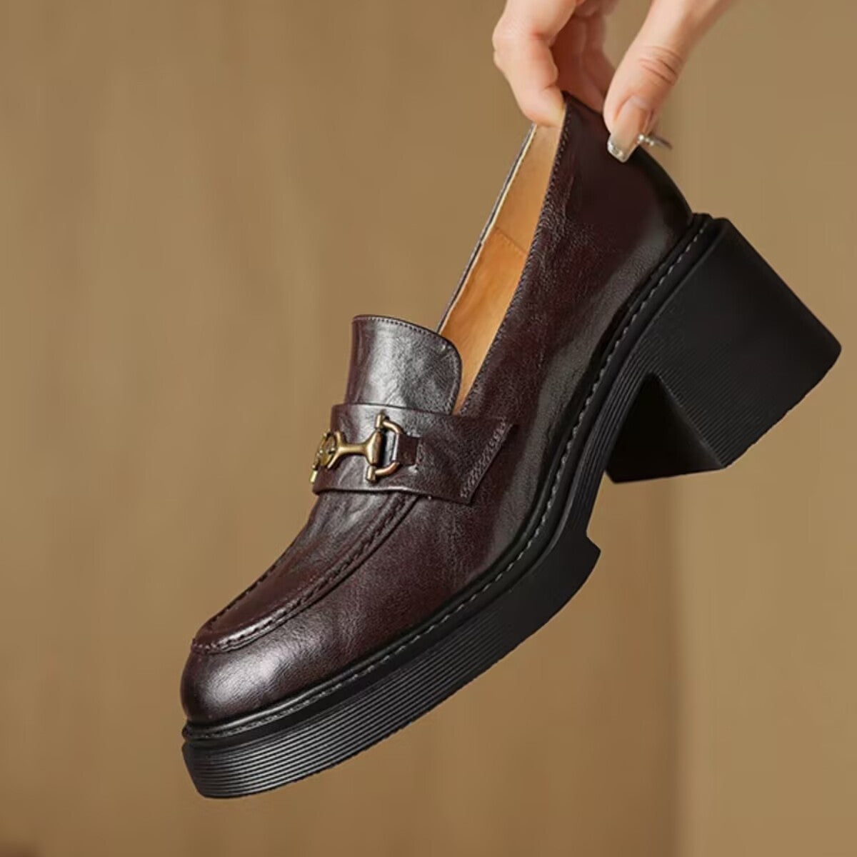 Dame designer mokasiner med elegante metal detaljer og blokkede hæle Stilla