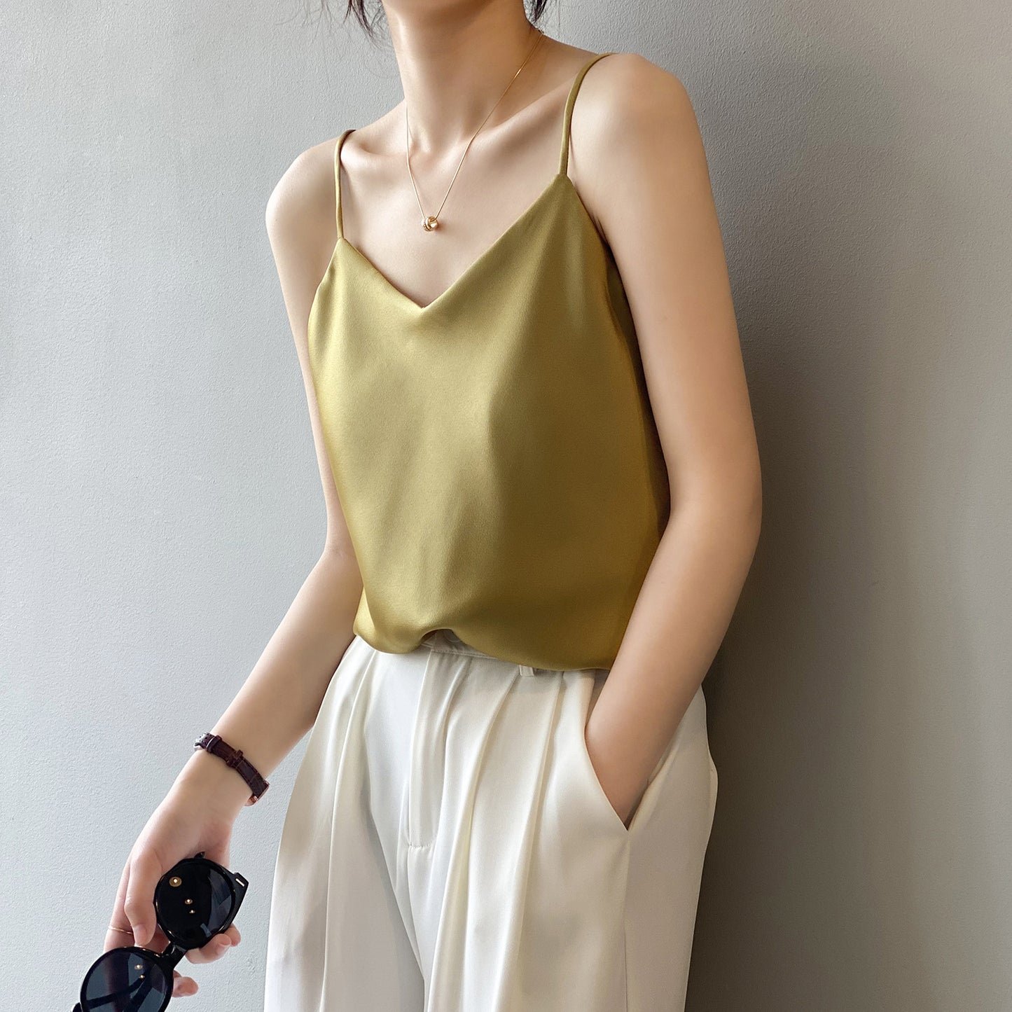 Dame elegant camisole-top med fint satinmateriale og justerbare spaghetti-stropper Stilla