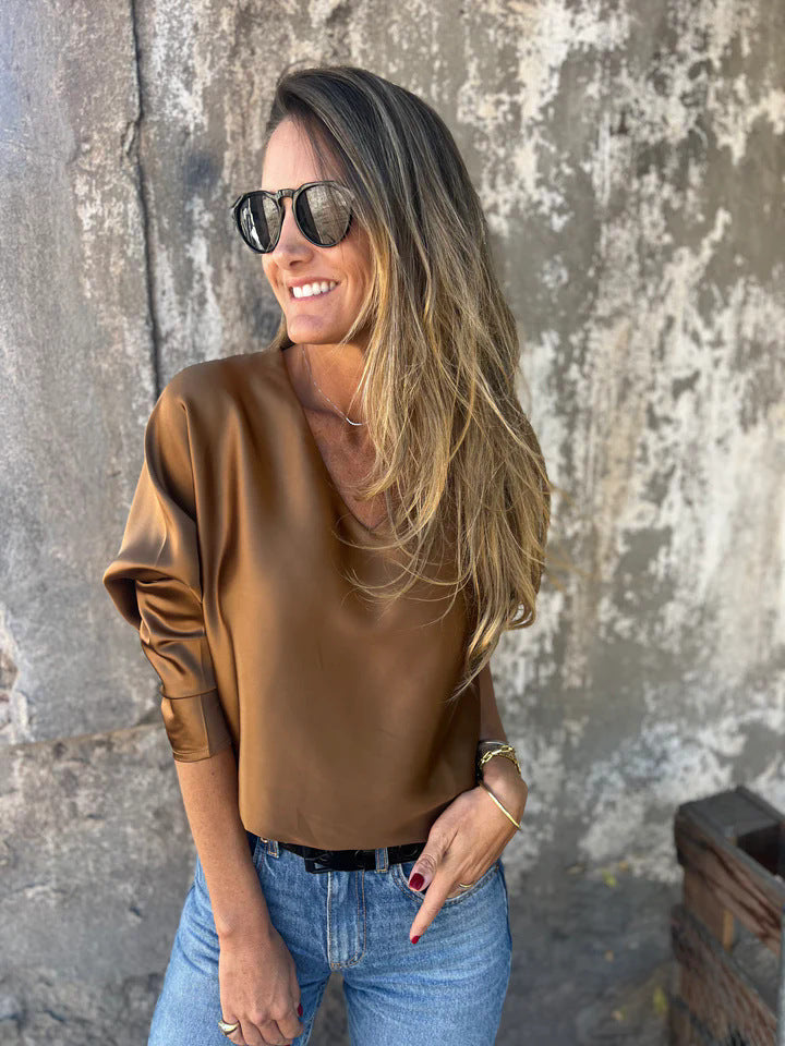 Dame afslappet bluse med dyb V-udskæring og bred pasform Stilla