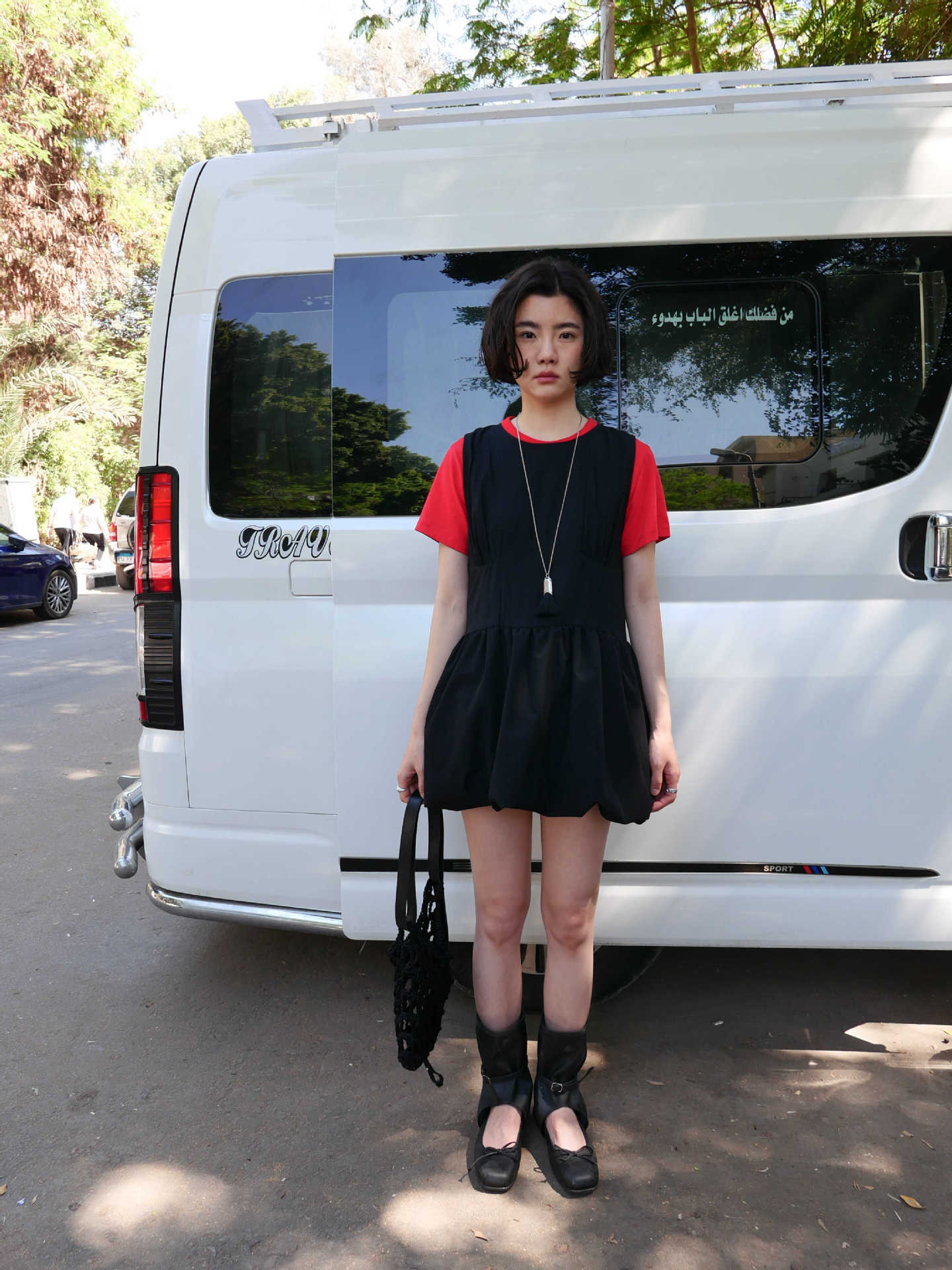 Dame afslappet minikjole med moderne design og voluminøs nederdel Stilla