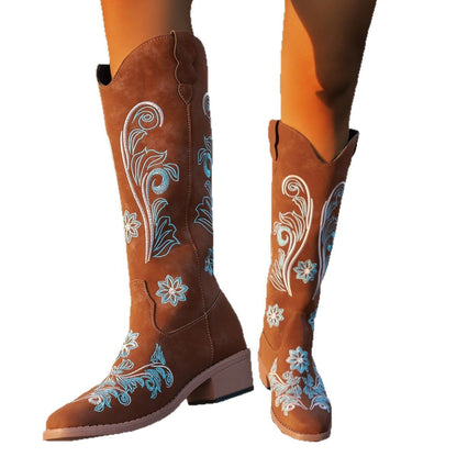 Dame cowboystøvler med blomstret broderidesign og behagelig blokhælt Stilla