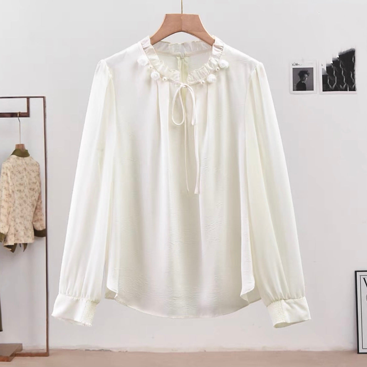 Dame Elegant Bluse med Flæsedetaljer og PerleacCenter Stilla