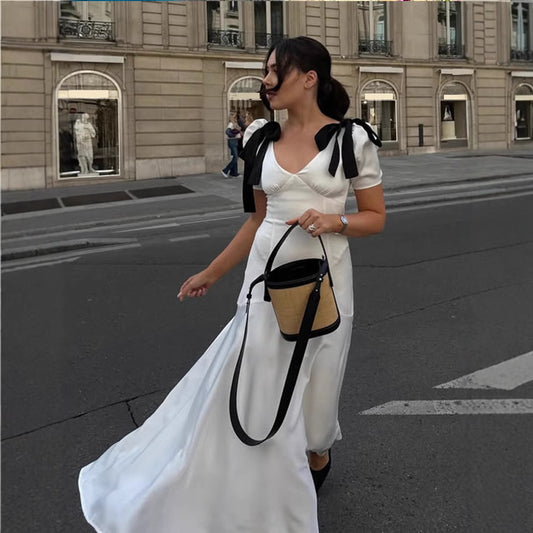 Dame elegant aftenkjole med puffærmer og fine detaljer Stilla