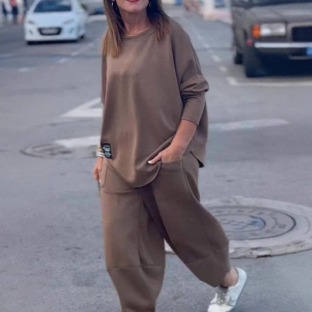 Dame afslappet Lounge-Sæt med løsskåret top og komfortable bukser Stilla