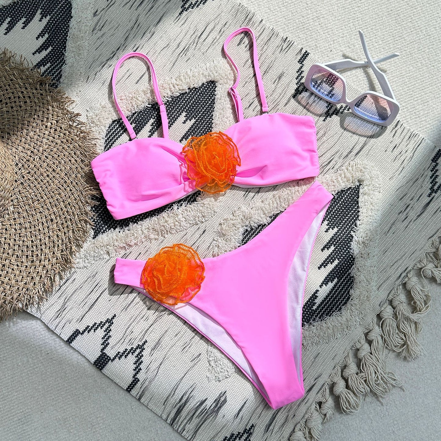Dame Bikini sæt med legesyg blomsterdekoration og behagelige stropper Stilla