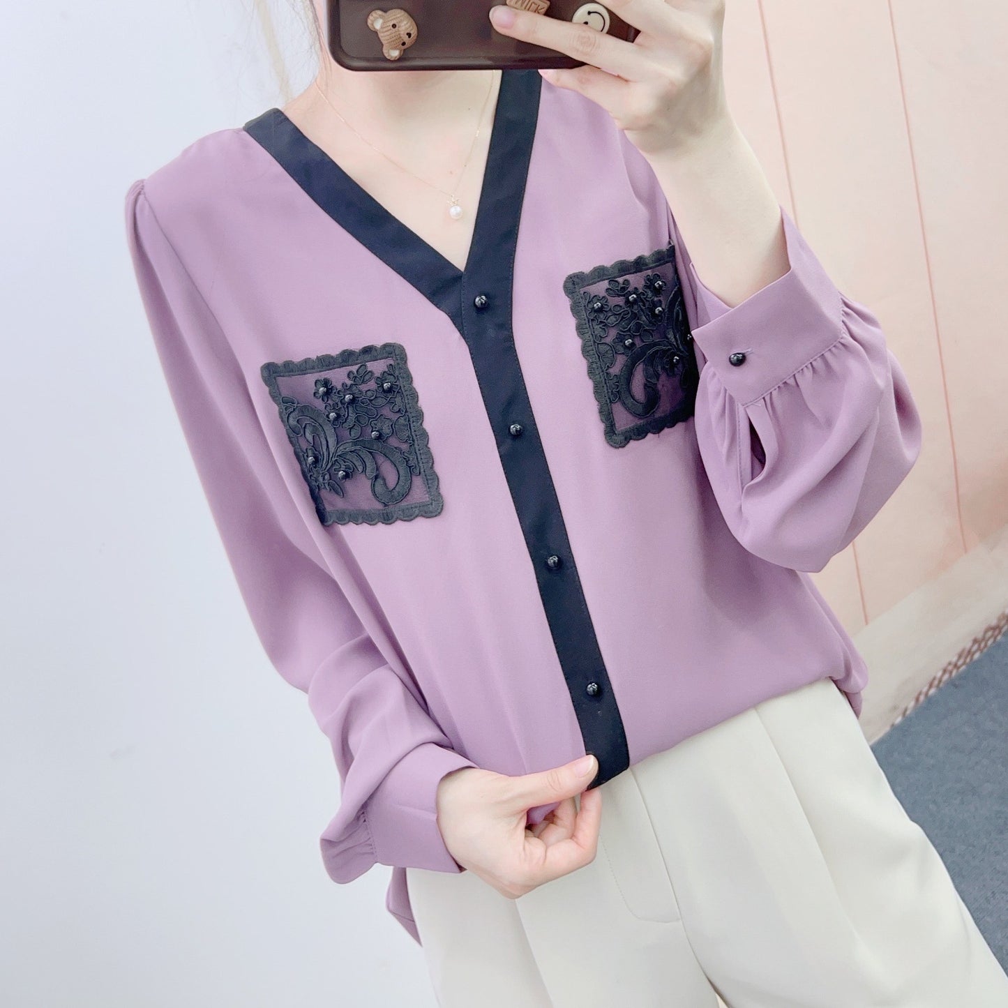 Dame elegant bluse med kunstneriske broderier og V-udskæring Stilla