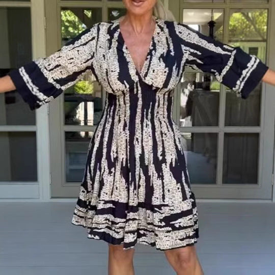 Dame afslappet sommerkjole med V-hals og trendy mønster Stilla