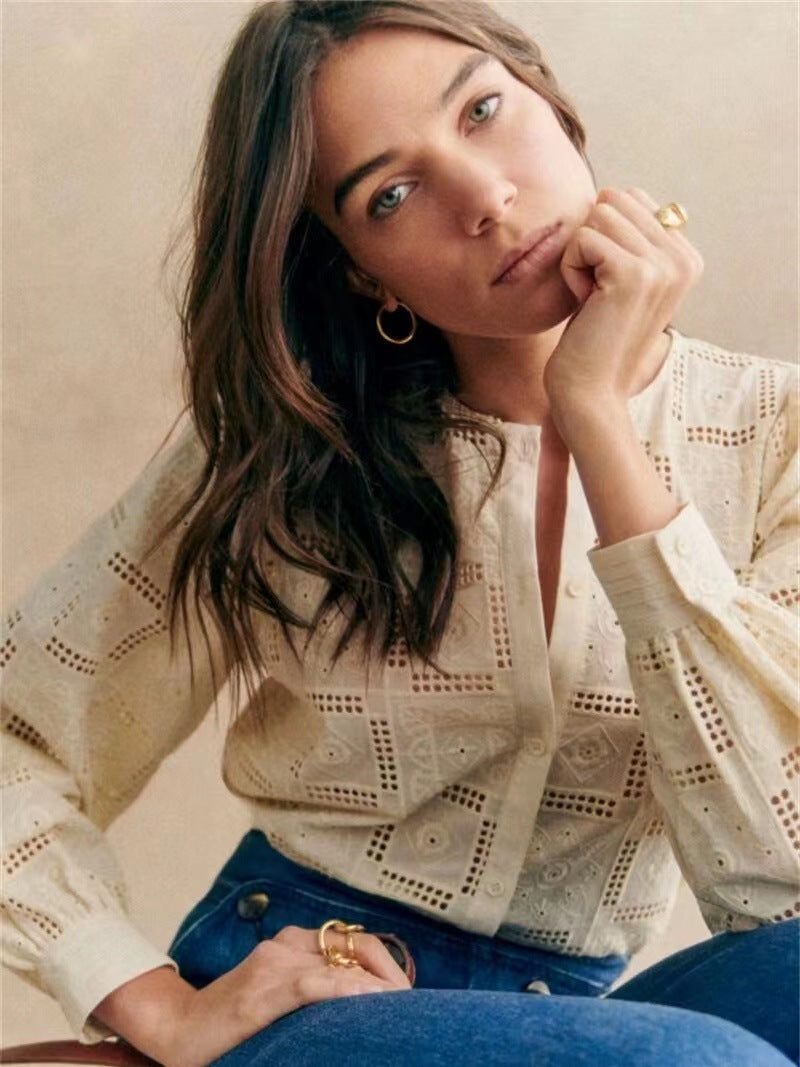 Dame elegant bluse med fint hulsyndesign og dekorativ ståkrave Stilla