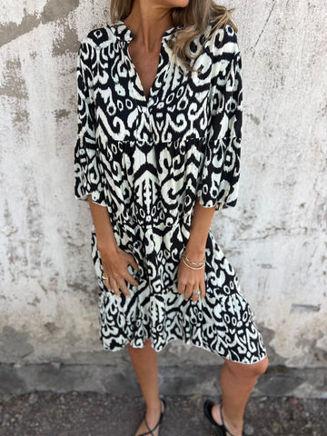 Dame afslappet kjole med V-udskæring og dekorativt mønster Stiila