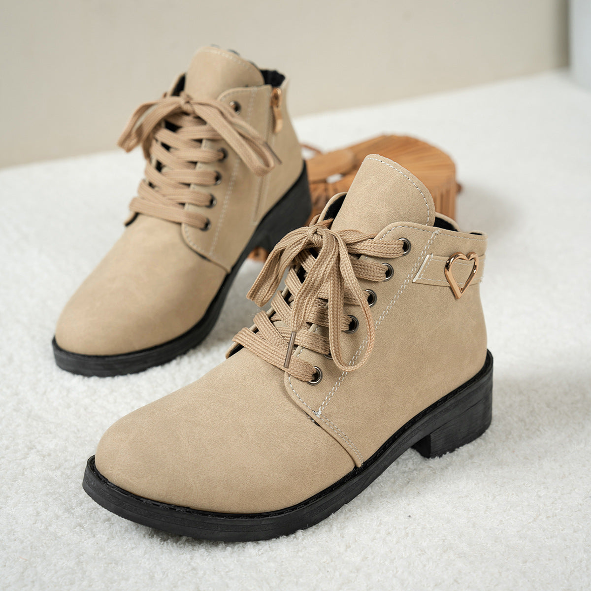 Dame snørestøvler med fashionable hjerte-accenter og skridsikker sål Stilla