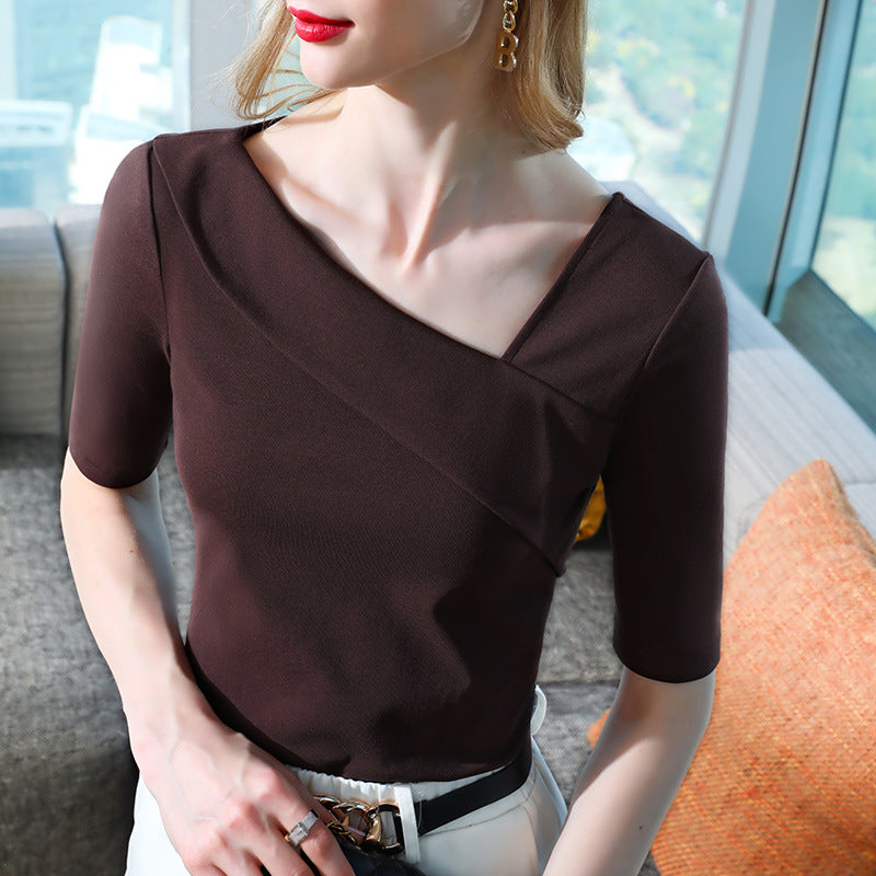 Dame Elegant top med asymmetrisk snit og feminin drapering Stilla