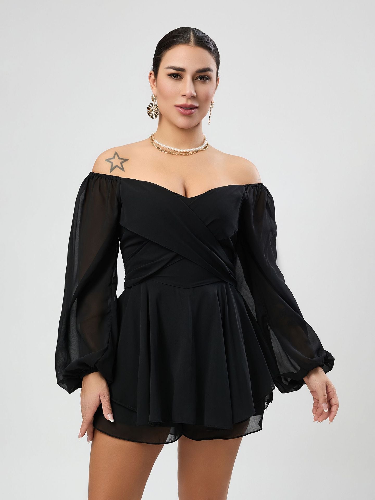 Dame romantisk jumpsuit med off-shoulder-design og flæsedetaljer Stilla