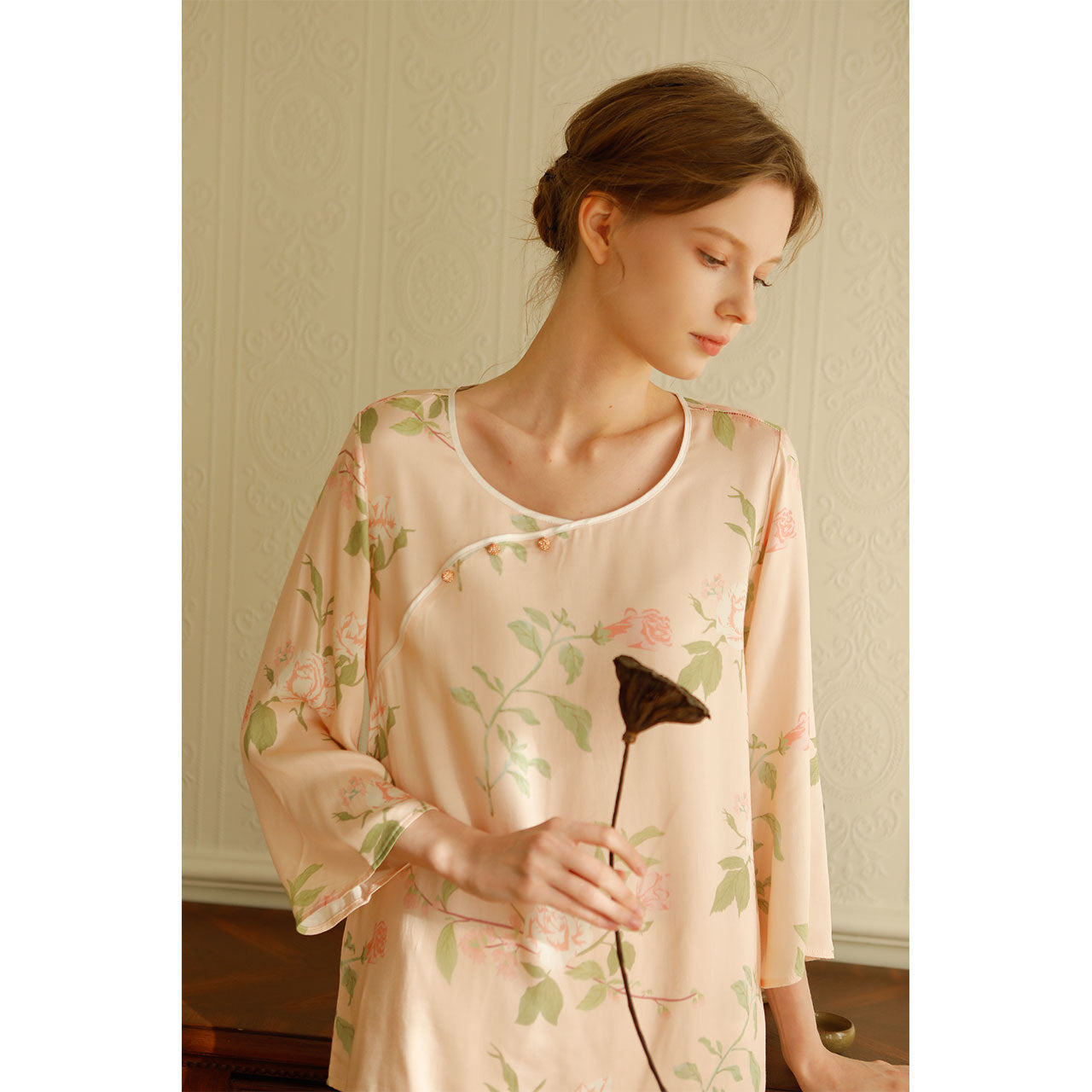 Dame pyjamasæt med elegant blomsterdesign og løs pasform Stilla