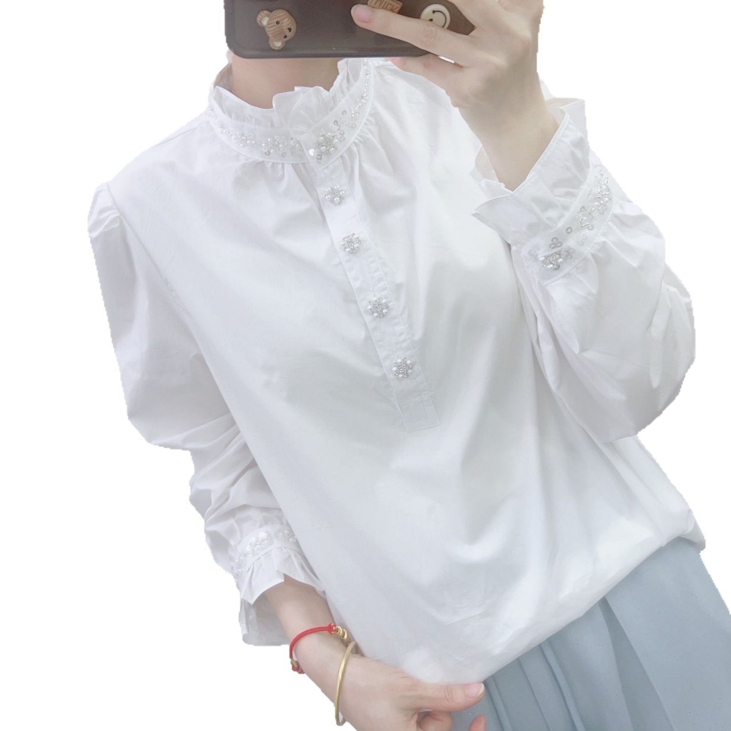 Dame elegant bluse med rynkedetaljer og perlesmykker Stilla