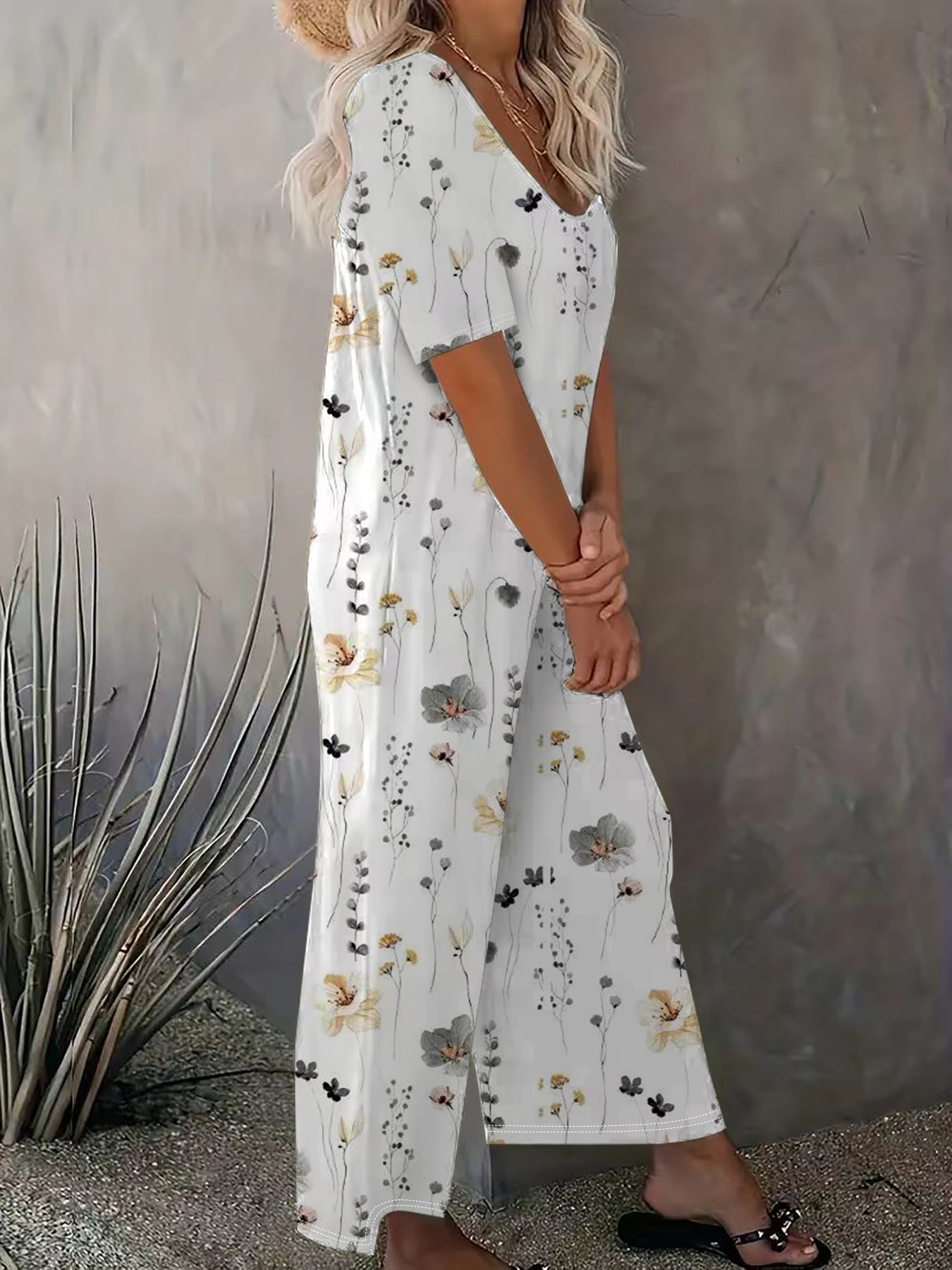 Damer bred blomster-jumpsuit med lommer og bådudskæring Stilla