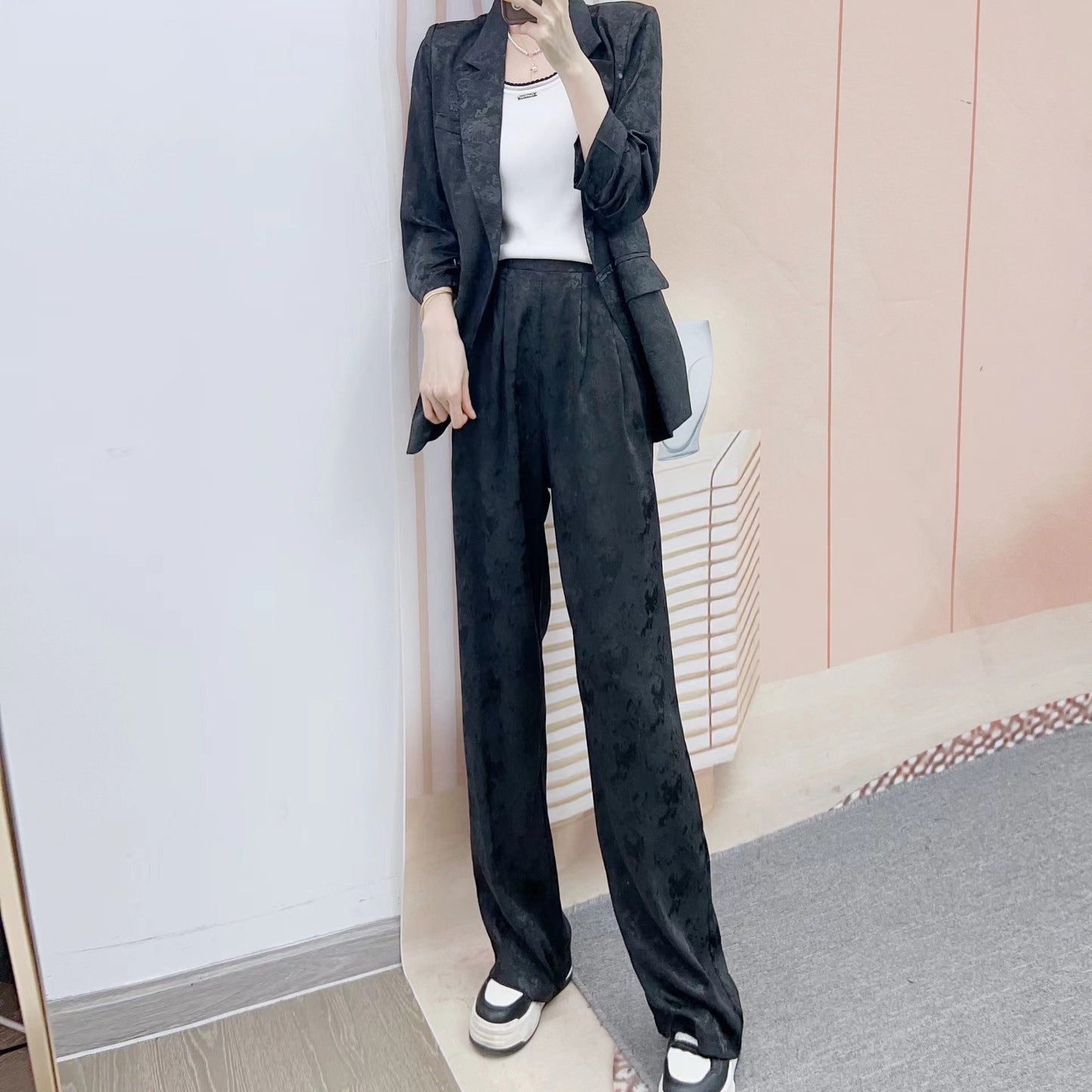 Dame Elegant Blazer-Bukser-Sæt i minimalistisk design med subtile blomsterdetaljer Stilla