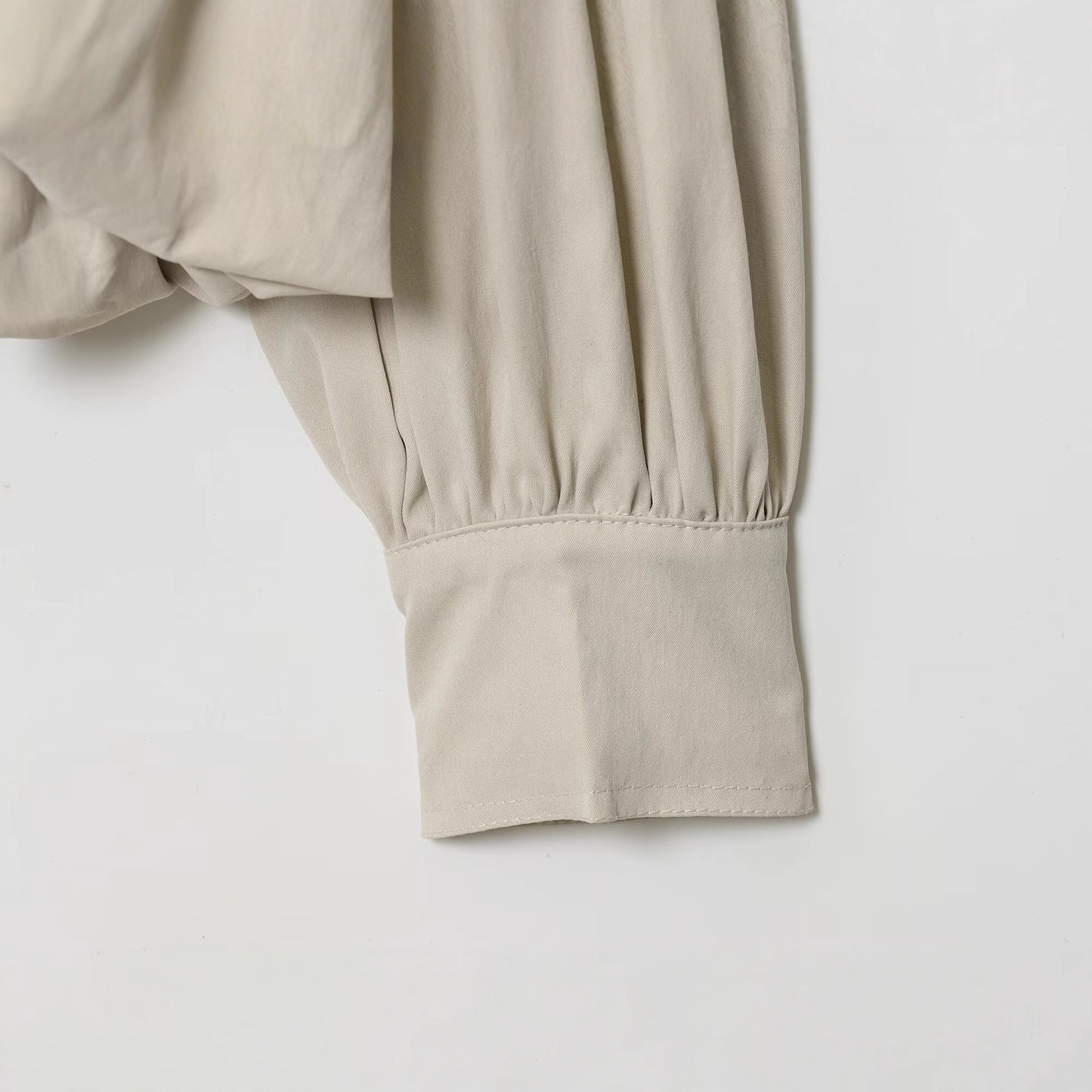 Dame afslappet bluse med højhalset krave og voluminøse ærmer Stilla