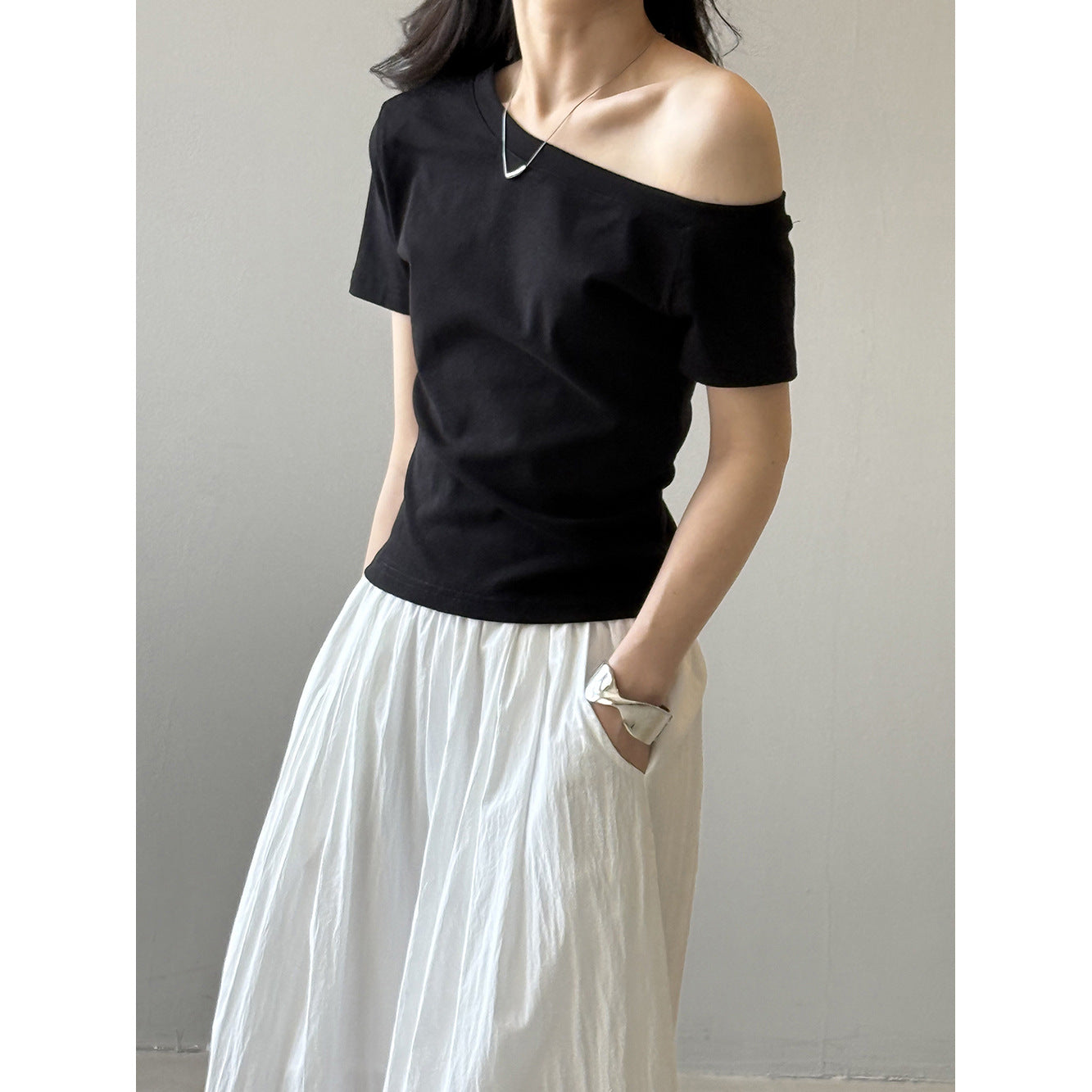 Dame afslappet kortærmet top med vid udskæring og kvalitets bomuldsstof Stilla