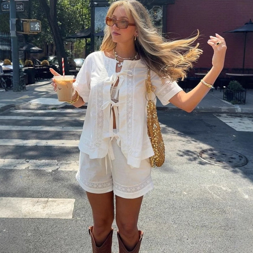 Dame afslappet sommerdragt med romantiske snøre-detaljer og traditionelt blondebesætning Stilla