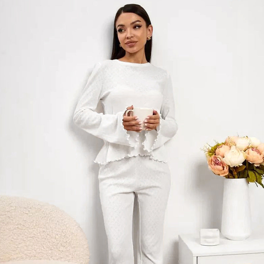 Dame afslappet pyjamasæt med flæsedetaljer og åndbart stof Stilla