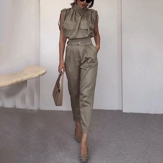 Dame mode jumpsuit med tætsiddende silhuet og praktiske lommer Stilla