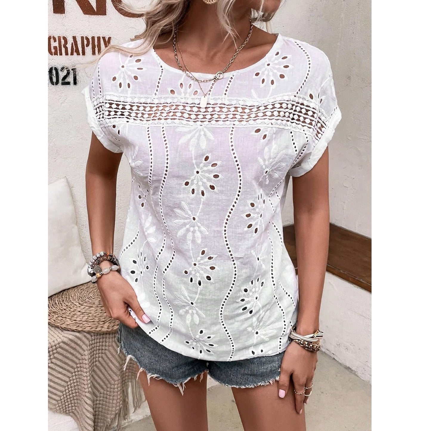 Dame elegant bluse med floral hulmønster og korte ærmer Stilla