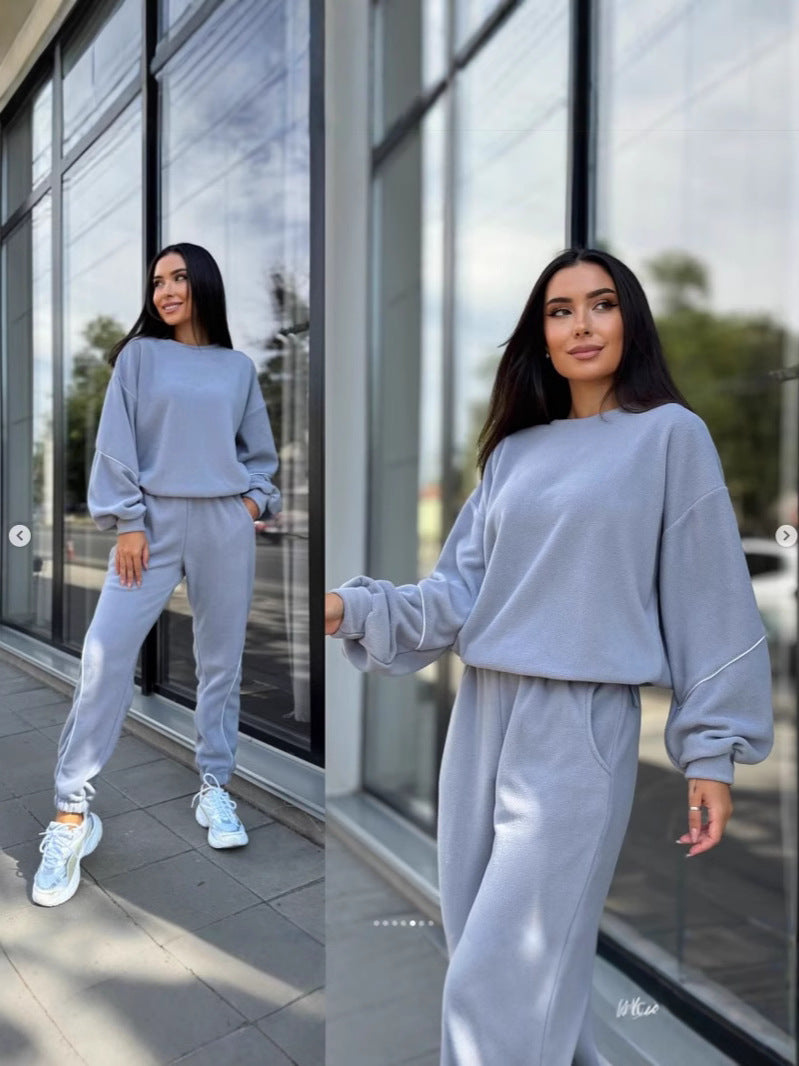 Dame afslappet fritidssæt med løs pasform og dekorerende kontrastsyninger Stilla