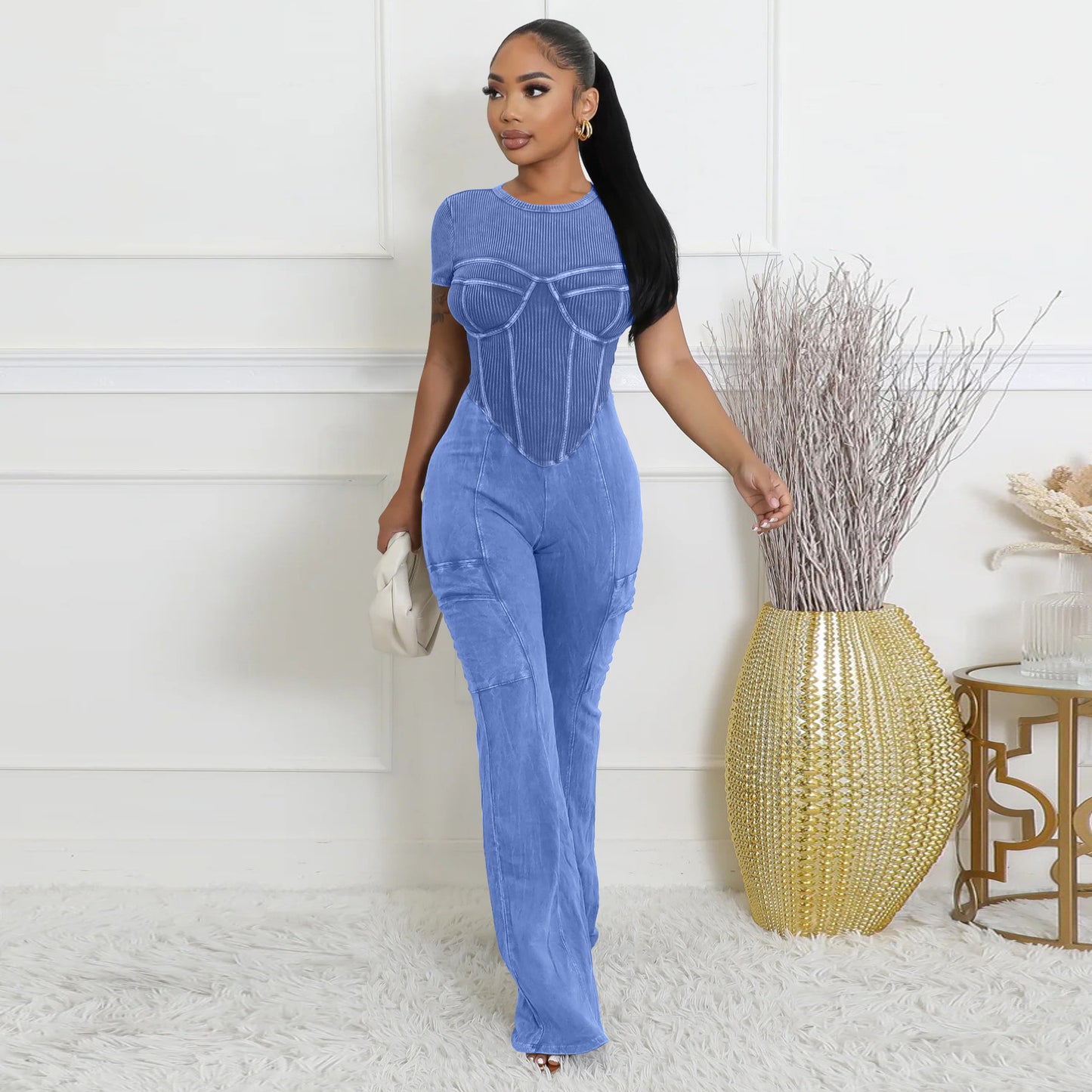Dame figurtilpasset Jumpsuit med innovative detaljer og skræddersyet design Stilla