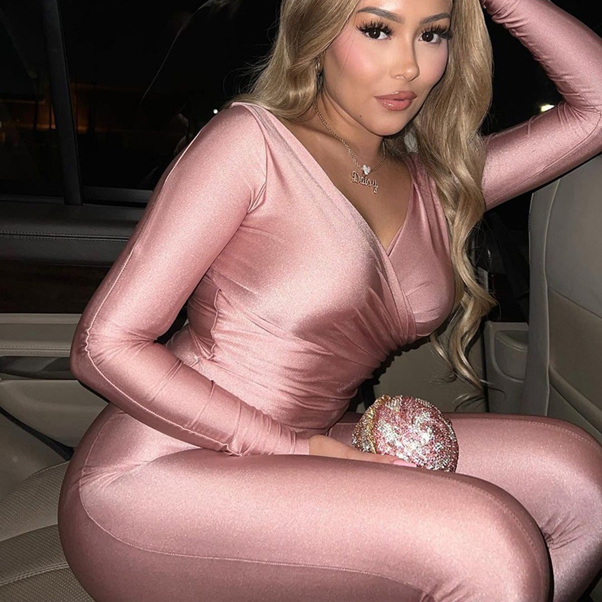 Dame Elegant V-hals Jumpsuit med lange ærmer og tætsiddende snit Stiila
