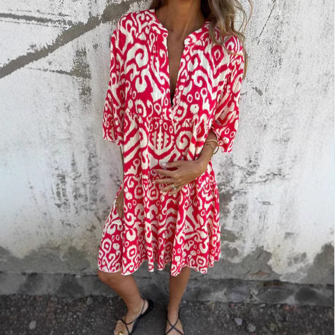 Dame afslappet kjole med V-udskæring og dekorativt mønster Stiila