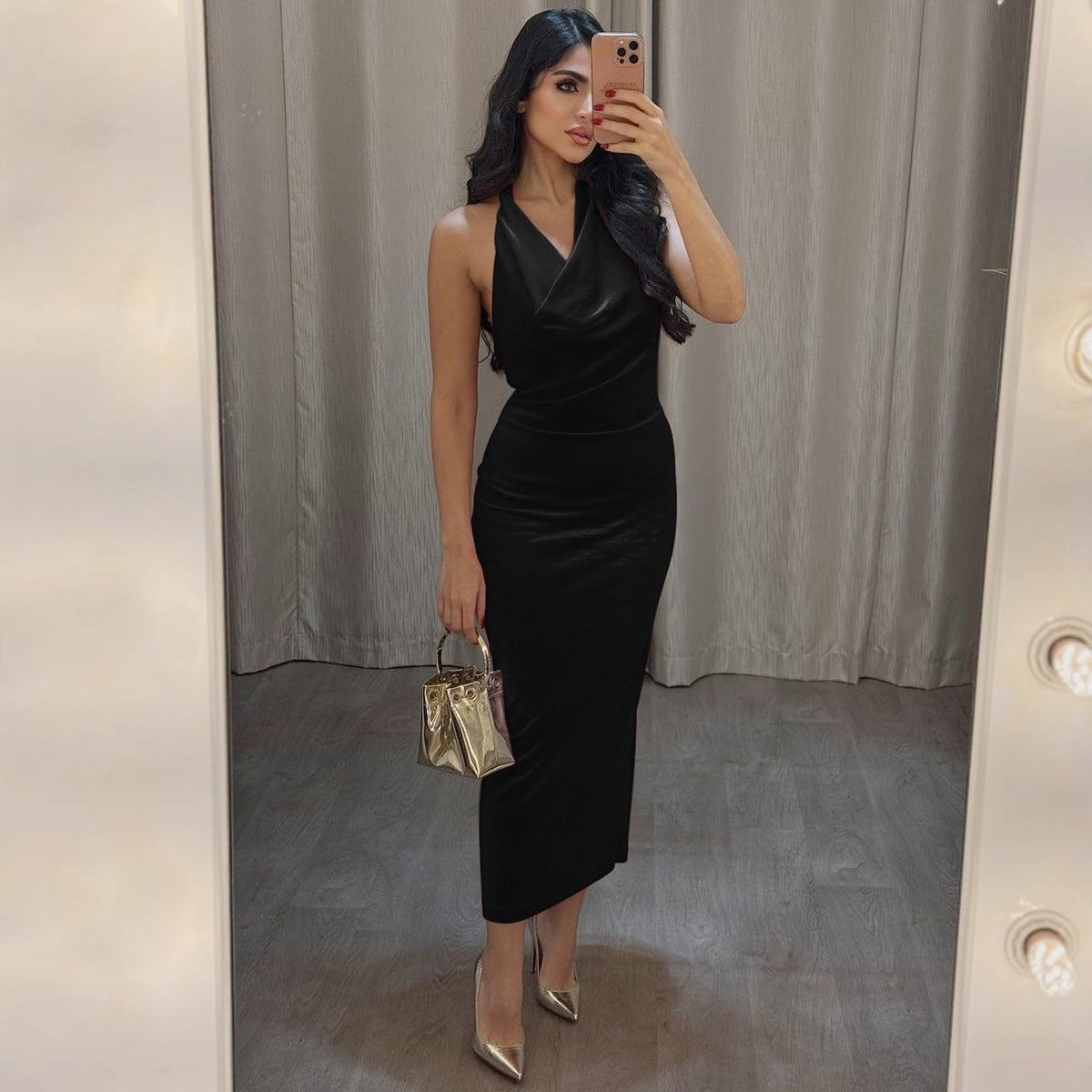 Dame Elegant aftenkjole med dyb V-udskæring og blødt fald Stilla