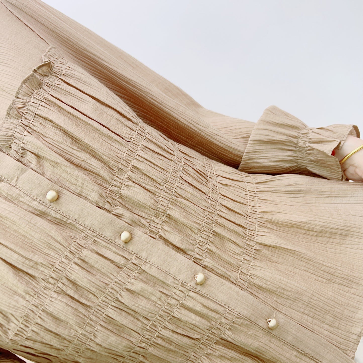 Dame elegant bluse med rynkedesign og knapdetaljer Stilla