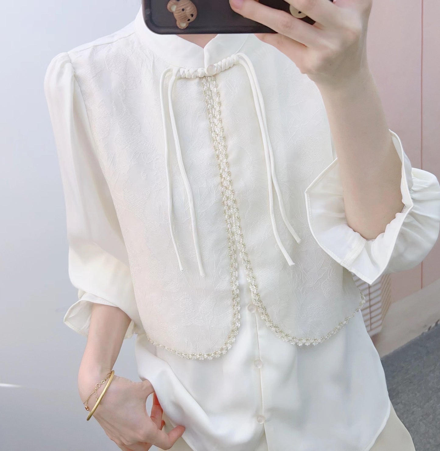 Dame Elegant Bluse med kunstnerisk Perleudsmykning og romantisk Rødsøm Stilla