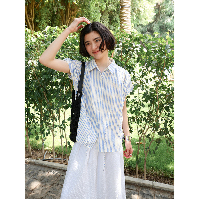 Dame afslappet bluse med elegant taljering og fine knapdetaljer Stilla