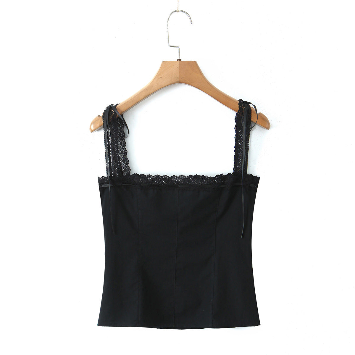 Dame Tailored Spaghetti Strap Shirt med Volantdetaljer og Knapliste Stilla