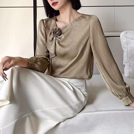 Dame elegant bluse med dekorative flæser og blomsterapplikation Stilla