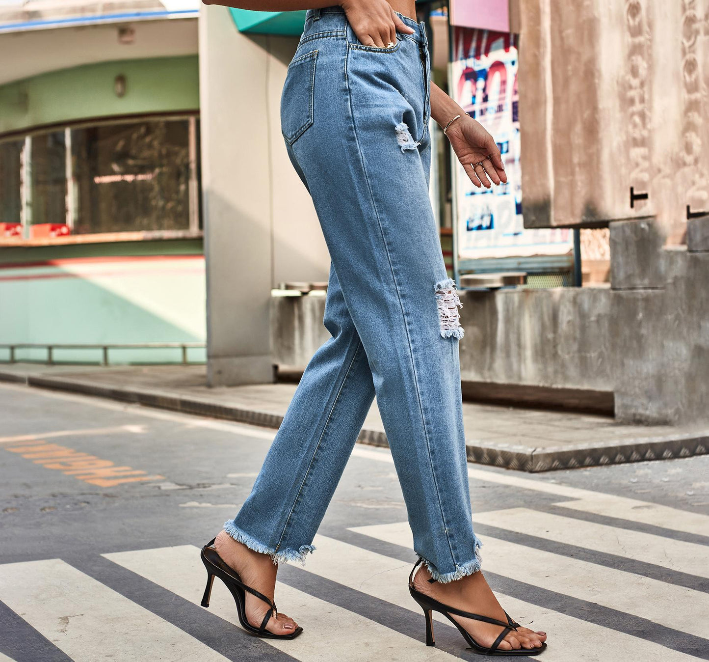 Dame Destroyed Jeans i moderne Boyfriend-snit med frynset detaljer Stilla