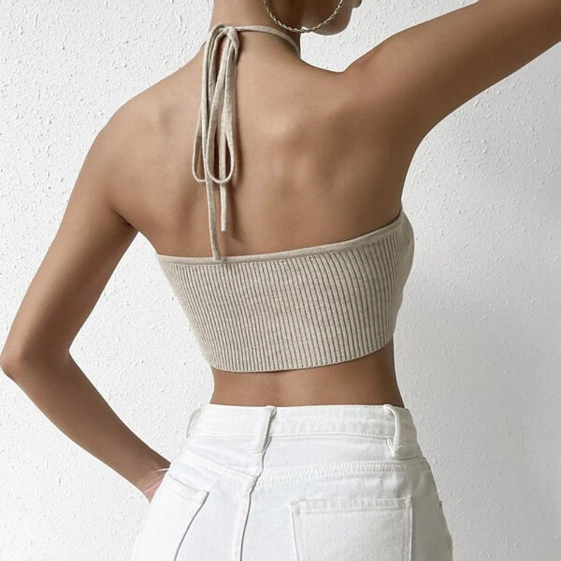 Dame Cropped Top med asymmetrisk halterdesign og fin ribstruktur Stilla