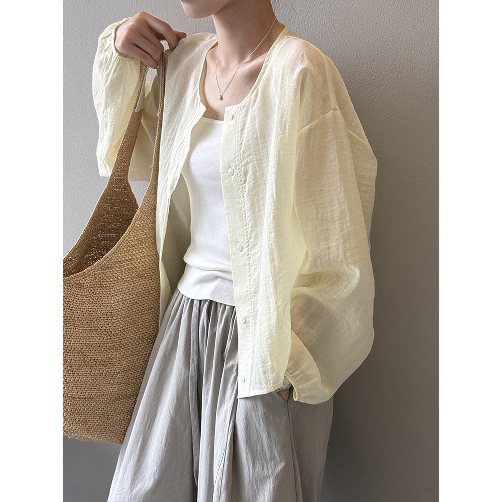 Dame afslappet bluse med knapdetaljer og let stof Stilla