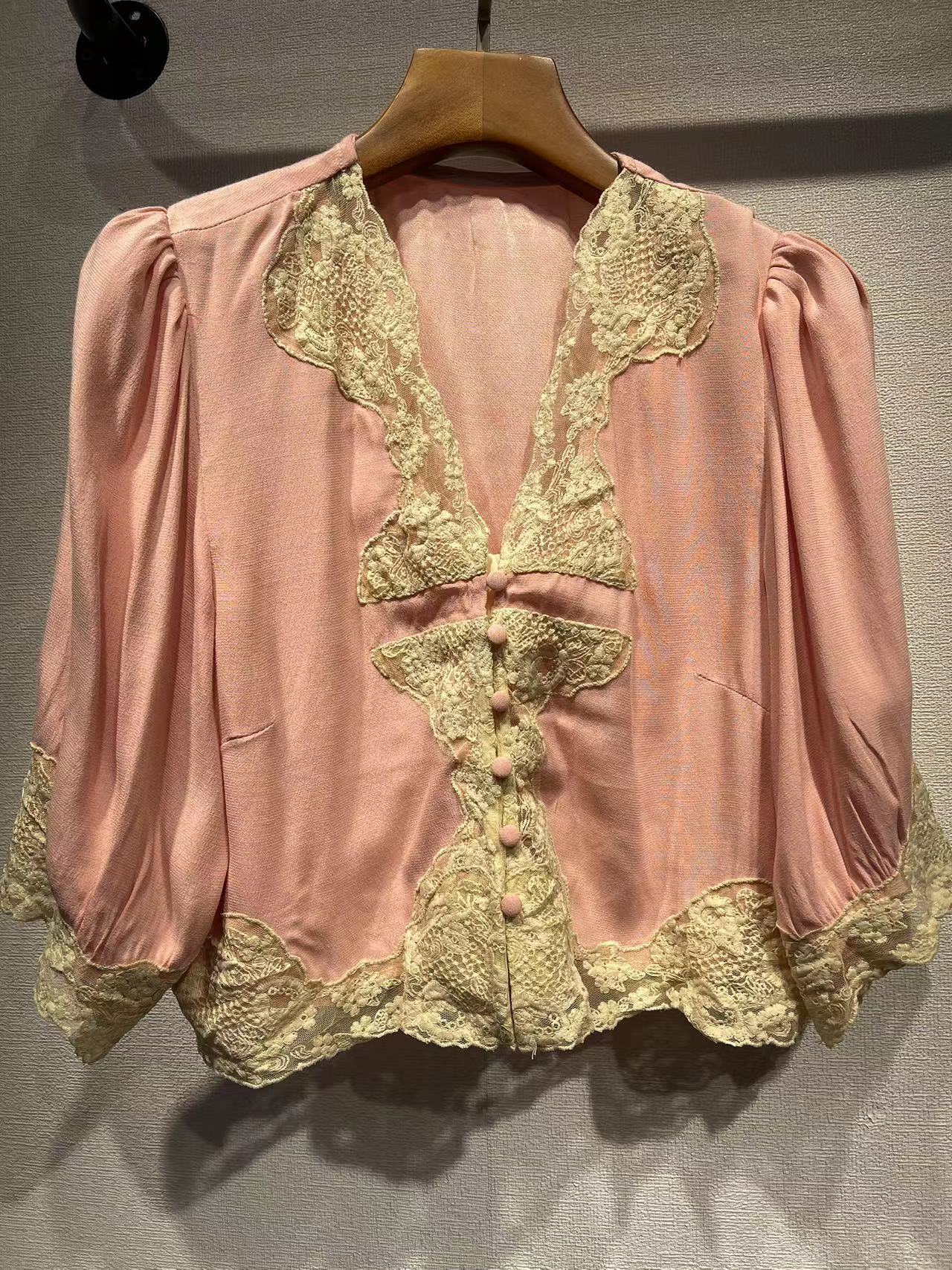 Dame elegant bluse med romantiske spidsdetaljer og draperinger Stilla