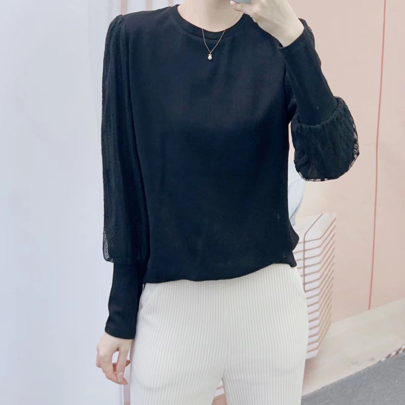 Dame Elegant Bluse med fine spidsærmer og stilfuld rund halsudskæring Stilla