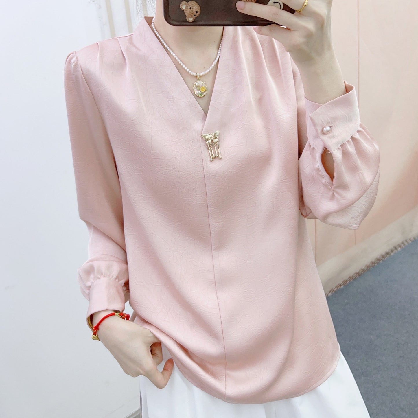 Dame elegant bluse med V-udskæring og dekorative pufærmer Stilla