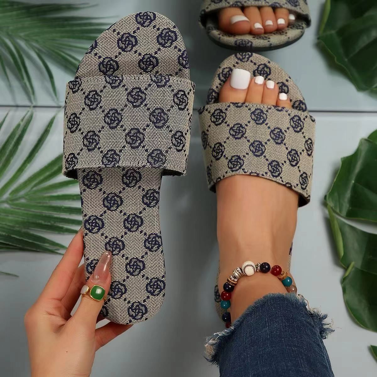 Dame åbne badesandaler med trendy logostik og skridsikker sål Stilla