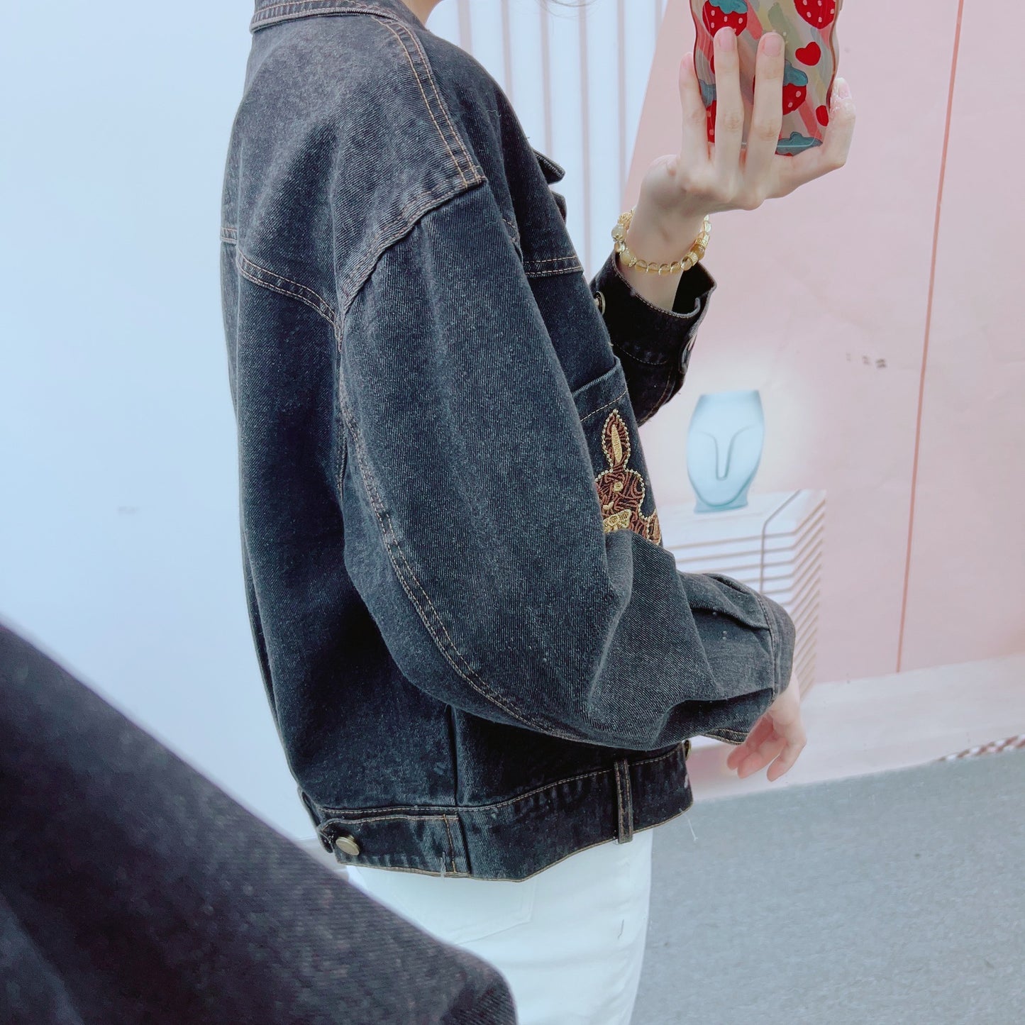 Dame denimjakke med legende kaninbroderi og afslappede detaljer Stilla