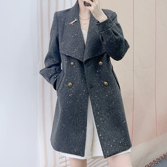 Dame dobbeltstrenget uldfrakke med elegant revers og stilfulde knapdetaljer Stilla