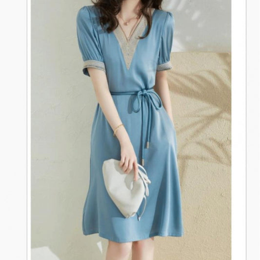 Dame Elegant fritidskjole med dekorativt udskæring og justerbar taljetræk Stilla