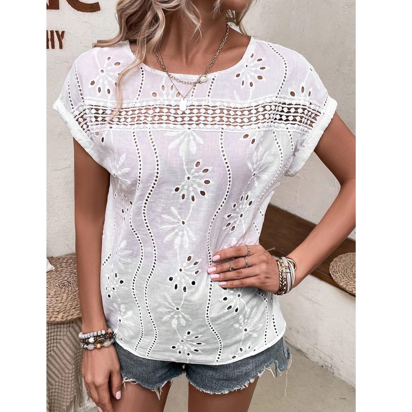 Dame elegant bluse med floral hulmønster og korte ærmer Stilla