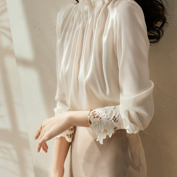 Dame elegant bluse med flæsedetaljer og blondeærmer Stilla