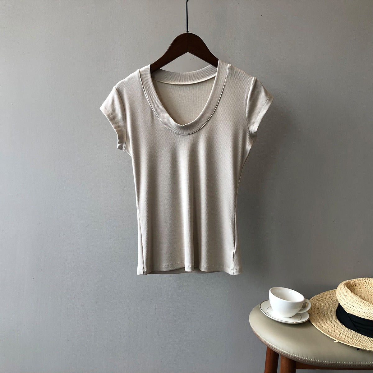 Dame kort bodyshirt i åndbart materiale med dyb rund halsudskæring Stilla