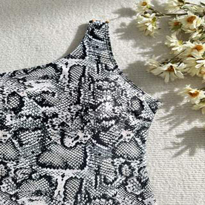 Dame Cut-Out Badedragt med asymmetrisk design og stilmønstret slangeskindsprint Stilla